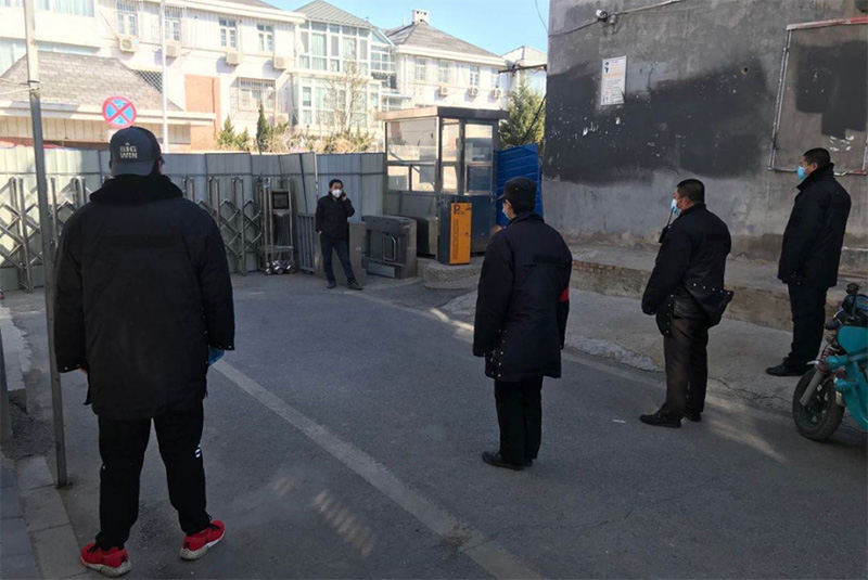 Zhongdu guards stationed at the "bridgehead" of epidemic prevention and control to stop suspicious persons who crossed the wall and entered the village